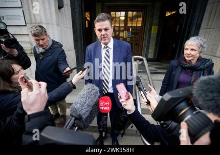 Kevin Bakhurst, directeur général de RTE, s’adresse aux médias, avec Siun ni Raghallaigh, présidente du conseil d’administration de RTE (à droite), après une rencontre avec Catherine Martin, ministre de la culture, au ministère de la culture à Dublin. Date de la photo : lundi 19 février 2024. Banque D'Images