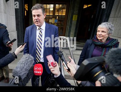 Kevin Bakhurst, directeur général de RTE, s’adresse aux médias, avec Siun ni Raghallaigh, présidente du conseil d’administration de RTE (à droite), après une rencontre avec Catherine Martin, ministre de la culture, au ministère de la culture à Dublin. Date de la photo : lundi 19 février 2024. Banque D'Images