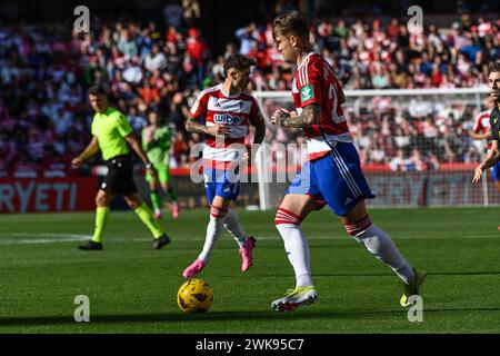 Grenade, Espagne. 18 février 2024. Kamil Piatkowski de Granada CF en action lors du match de Liga entre Granada CF - UD Almería au stade Nuevo Los Cármenes le 18 février 2024 à Grenade, Espagne. (Photo de José M Baldomero/Pacific Press) crédit : Pacific Press Media production Corp./Alamy Live News Banque D'Images