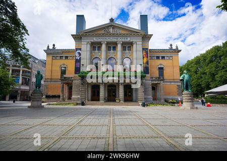 Vue de face du Théâtre National à Oslo, Norvège Banque D'Images