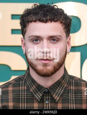 Santa Monica, États-Unis. 18 février 2024. SANTA MONICA, LOS ANGELES, CALIFORNIE, États-Unis - 18 FÉVRIER : Bazzi arrive à la 49e cérémonie annuelle des People's Choice Awards 2024 qui se tient au Barker Hangar le 18 février 2024 à Santa Monica, Los Angeles, Californie, États-Unis. (Photo de Xavier Collin/image Press Agency) crédit : image Press Agency/Alamy Live News Banque D'Images