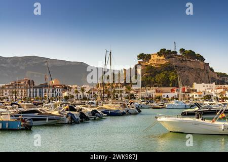 Denia, Espagne - 7 février 2024 : vue sur la marina sportive et le port et sur le château historique perché dans le vieux centre-ville de Denia Banque D'Images