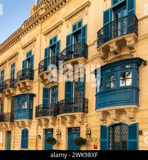 La Valette, Malte - 23 décembre 2023 : vue sur les Gallarijas colorées typiques ou balcons fermés dans le centre-ville de la Valette à Malte Banque D'Images