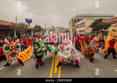 Los Angeles, États-Unis. 17 février 2024. 125e parade et festival du nouvel an chinois à Chinatown. Comme il convient pour l'année du Dragon, l'attraction principale ici est la parade annuelle du Dragon d'Or, qui suit son itinéraire (départ à Hill Street et Ord Street, et conclusion à Broadway et Cesar Chavez). (Photo d'Alberto Sibaja/Pacific Press) crédit : Pacific Press Media production Corp./Alamy Live News Banque D'Images