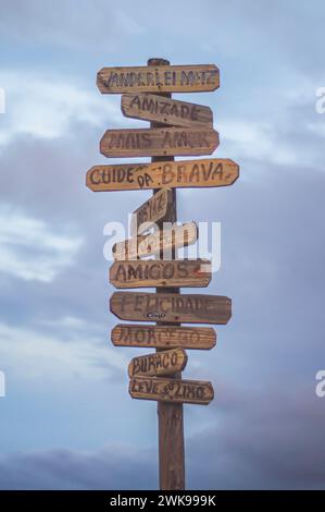 Itajaí-SC, brésil- février 01,2024, signe qui est au milieu de la plage sauvage à itajai. Banque D'Images