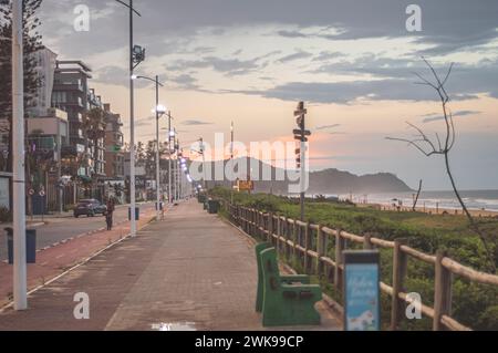 Itajaí-SC,brésil- février 01,2024, plage de brava et morro do careca, site touristique de la ville en fin d'après-midi, plage en fin d'après-midi avec une vie Banque D'Images
