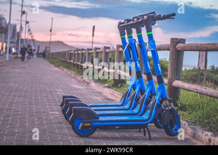 Itajaí-SC, brésil- 01 février 2024, scooters électriques de la compagnie jet s'est arrêté à Praia Brava à Itajaí , scooters loués pour les touristes. Banque D'Images
