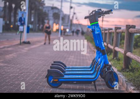 Itajaí-SC, brésil- 01 février 2024, scooters électriques de la compagnie jet s'est arrêté à Praia Brava à Itajaí , scooters loués pour les touristes. Banque D'Images