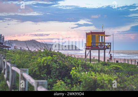 Itajaí-SC,brésil- février 01,2024, plage de brava et morro do careca, site touristique de la ville en fin d'après-midi, plage en fin d'après-midi avec une vie Banque D'Images