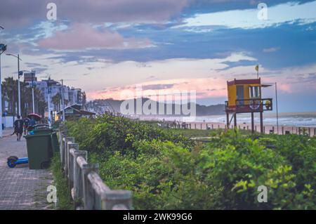 Itajaí-SC,brésil- février 01,2024, plage de brava et morro do careca, site touristique de la ville en fin d'après-midi, plage en fin d'après-midi avec une vie Banque D'Images