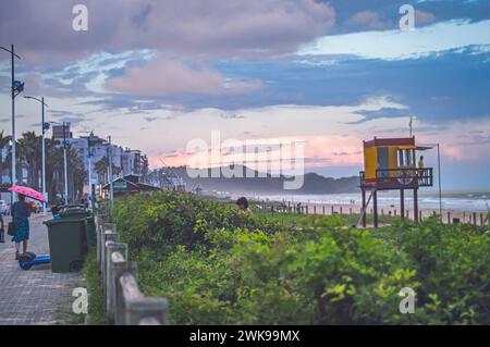 Itajaí-SC,brésil- février 01,2024, plage de brava et morro do careca, site touristique de la ville en fin d'après-midi, plage en fin d'après-midi avec une vie Banque D'Images