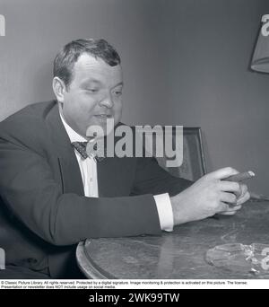 George Orson Welles (6 mai 1915 – 10 octobre 1985) est un réalisateur, acteur, écrivain, producteur et magicien américain connu pour son travail innovant dans le cinéma, la radio et le théâtre. Il est considéré comme l'un des plus grands et des plus influents cinéastes de tous les temps. La photo a été prise lors de sa visite en Suède en février 1952. Kristoffersson ref BF37-10 *** local Caption *** © Classic Picture Library. Tous droits réservés. Protégé par une signature numérique. La surveillance et la protection de l'image sont activées sur cette image. La licence ; présentation ou newsletter N'inclut PAS l'utilisation sur socia Banque D'Images