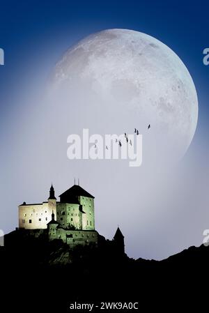 CH - SUISSE : Lune au-dessus du château de Tarasp dans la basse Engadine © Edmund Nagele FRPS Banque D'Images