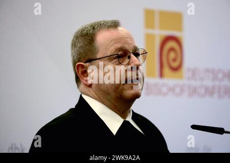 Die katholischen Bischoefe in Augsburg beraten vom 19.02.2024 an BEI ihrer Fruehjahrsvollversammlung ueber kirchenpolitische und gesellschaftliche Fragen. IM Foto vom 19.02.2024, pressionement des Vorsitzenden der Deutschen Bischofskonferenz, Bischof Georg Baetzing Bätzing, zum Auftakt der Vollversammlung im Haus Sankt Ulrich in Augsburg. IM Mittelpunkt der Vollversammlung steht das Wahljahr 2024 mit seinen Landtagswahlen im Osten und der Zustand der Demokratie, wie die katholische Deutsche Bischofskonferenz mitteilte. Die 64 Mitglieder der Bischofskonferenz sprechen aber auch ueber die zune Banque D'Images