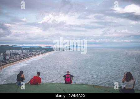 Itajaí-SC,brésil- février 01,2024, plage de brava et morro do careca, site touristique de la ville en fin d'après-midi, plage en fin d'après-midi avec une vie Banque D'Images