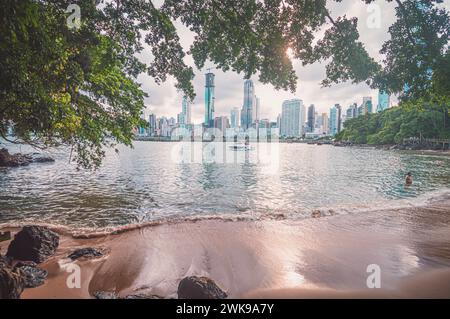 Balneario camboriu-SC, brésil- février 01,2024, plage de la ville avec la ville et les bâtiments en arrière-plan, photo de paysage. Banque D'Images