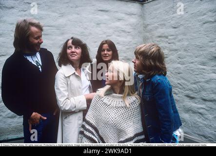 ABBA. Anni-Frid Lyngstad, Benny Andersson, Agnetha Fältskog et Björn Ulvaeus dans les années 1970 quand une fille nommée Cecilia rencontre ses idoles. 1976 *** légende locale *** © Classic Picture Library. Tous droits réservés. Protégé par une signature numérique. La surveillance et la protection de l'image sont activées sur cette image. La licence ; présentation ou newsletter N'inclut PAS l'utilisation sur les médias sociaux. Banque D'Images