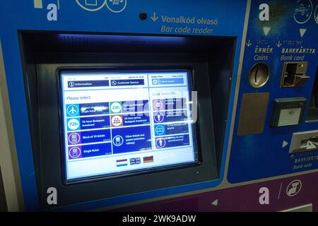 Le menu d'un distributeur automatique de billets de transport public BKK à Budapest Banque D'Images