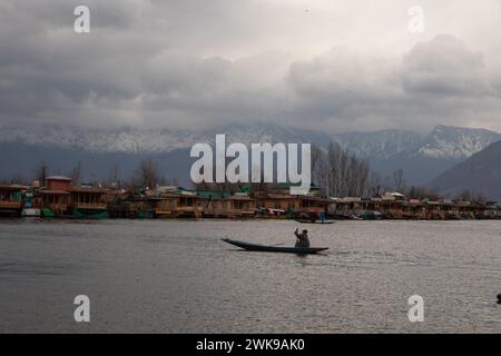 Srinagar, Jammu-et-Cachemire, Inde. 19 février 2024. Un homme rame son bateau dans le lac Dal au milieu de fortes précipitations à Srinagar. (Crédit image : © Adil Abbas/ZUMA Press Wire) USAGE ÉDITORIAL SEULEMENT! Non destiné à UN USAGE commercial ! Crédit : ZUMA Press, Inc/Alamy Live News Banque D'Images