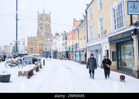 De fortes chutes de neige sont tombées dans le Cirencester dans les Cotswolds. Les gens sont vus marcher et jouer dans le parc Cirencester et sur le terrain de l'abbaye. Banque D'Images
