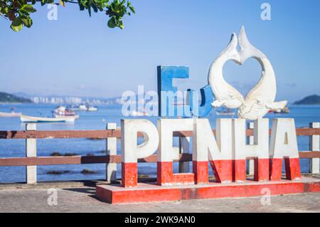 Penha-SC, brésil-18 février 2023, monument de la plage du trapiche qui est écrit 'J'aime penha' avec des bateaux de pêche et par une journée ensoleillée. Banque D'Images