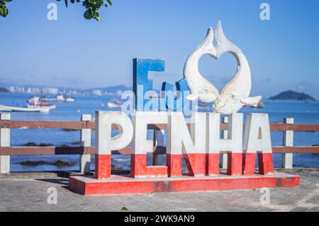 Penha-SC, brésil-18 février 2023, monument de la plage du trapiche qui est écrit 'J'aime penha' avec des bateaux de pêche et par une journée ensoleillée. Banque D'Images