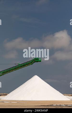 Salines de l'île Bonaire des Antilles néerlandaises. Bande transporteuse et montagnes de sel dans les salines de Pekelmeer. Banque D'Images