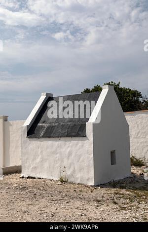 Huttes d'esclaves blanches historiques sur la côte de Bonaire, Antilles néerlandaises, mer des Caraïbes Banque D'Images