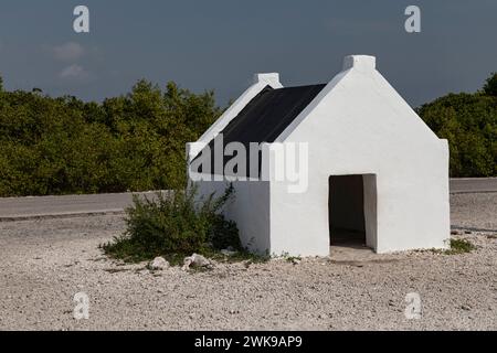 Huttes d'esclaves blanches historiques sur la côte de Bonaire, Antilles néerlandaises, mer des Caraïbes Banque D'Images