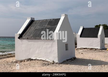 Huttes d'esclaves blanches historiques sur la côte de Bonaire, Antilles néerlandaises, mer des Caraïbes Banque D'Images