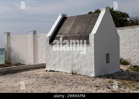 Huttes d'esclaves blanches historiques sur la côte de Bonaire, Antilles néerlandaises, mer des Caraïbes Banque D'Images