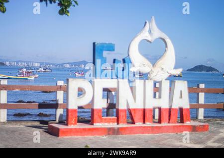 Penha-SC, brésil-18 février 2023, monument de la plage du trapiche qui est écrit 'J'aime penha' avec des bateaux de pêche et par une journée ensoleillée. Banque D'Images