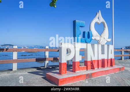 Penha-SC, brésil-18 février 2023, monument de la plage du trapiche qui est écrit 'J'aime penha' avec des bateaux de pêche et par une journée ensoleillée. Banque D'Images