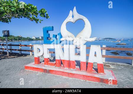 Penha-SC, brésil-18 février 2023, monument de la plage du trapiche qui est écrit 'J'aime penha' avec des bateaux de pêche et par une journée ensoleillée. Banque D'Images