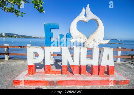 Penha-SC, brésil-18 février 2023, monument de la plage du trapiche qui est écrit 'J'aime penha' avec des bateaux de pêche et par une journée ensoleillée. Banque D'Images