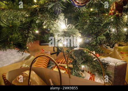 Cadeaux de Noël sous un sapin de noël artificiel. Banque D'Images