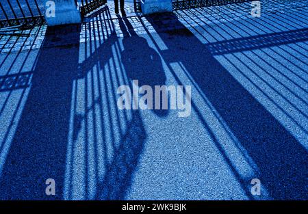 Ein ungutes Gefühl bleibt. Eine Frau , abends , alleine unterwegs. Bad Reichenhall Bayern Deutschland *** un sentiment de malaise reste Une femme , le soir , seule sur la route Bad Reichenhall Bavière Allemagne Copyright : xRolfxPossx Banque D'Images