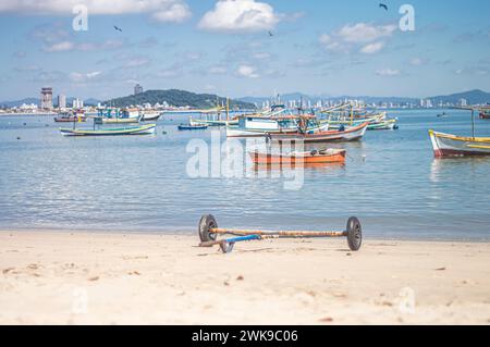 Penha-SC, brésil-février 10,2024 : bateaux arrêtés en mer, bateaux de pêcheurs arrêtés sur la plage par un jour ensoleillé, plage de Trapiche-Penha-santa catarina Banque D'Images