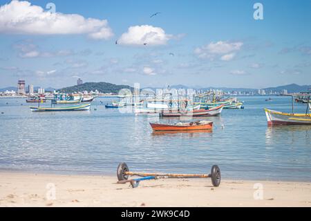 Penha-SC, brésil-février 10,2024 : bateaux arrêtés en mer, bateaux de pêcheurs arrêtés sur la plage par un jour ensoleillé, plage de Trapiche-Penha-santa catarina Banque D'Images