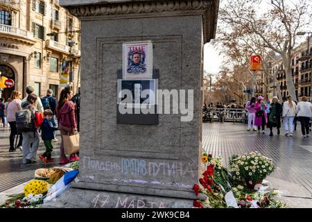 Barcelone, Espagne. 19 février 2024. 19 février 2024 Barcelone, Espagne politique Barcelone-hommage à Navalny à Barcelone les citoyens russes résidant à Barcelone créent un petit autel au monument situé dans la partie supérieure de la célèbre Rambla de Barcelone en hommage au chef de l'opposition russe décédé Alexey Navalny, dans des circonstances étranges, dans une prison de l'Arctique où il purgeait sa peine. L’autel, rempli de fleurs et de bougies, suscite la curiosité de l’un des quartiers les plus fréquentés par les touristes de Barcelone. Crédit : LaPresse/Alamy Live News Banque D'Images