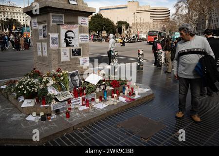 Barcelone, Espagne. 19 février 2024. 19 février 2024 Barcelone, Espagne politique Barcelone-hommage à Navalny à Barcelone les citoyens russes résidant à Barcelone créent un petit autel au monument situé dans la partie supérieure de la célèbre Rambla de Barcelone en hommage au chef de l'opposition russe décédé Alexey Navalny, dans des circonstances étranges, dans une prison de l'Arctique où il purgeait sa peine. L’autel, rempli de fleurs et de bougies, suscite la curiosité de l’un des quartiers les plus fréquentés par les touristes de Barcelone. Crédit : LaPresse/Alamy Live News Banque D'Images