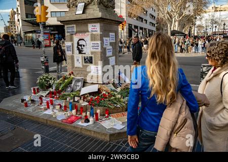 Barcelone, Espagne. 19 février 2024. 19 février 2024 Barcelone, Espagne politique Barcelone-hommage à Navalny à Barcelone les citoyens russes résidant à Barcelone créent un petit autel au monument situé dans la partie supérieure de la célèbre Rambla de Barcelone en hommage au chef de l'opposition russe décédé Alexey Navalny, dans des circonstances étranges, dans une prison de l'Arctique où il purgeait sa peine. L’autel, rempli de fleurs et de bougies, suscite la curiosité de l’un des quartiers les plus fréquentés par les touristes de Barcelone. Crédit : LaPresse/Alamy Live News Banque D'Images