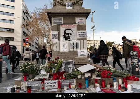 Barcelone, Espagne. 19 février 2024. 19 février 2024 Barcelone, Espagne politique Barcelone-hommage à Navalny à Barcelone les citoyens russes résidant à Barcelone créent un petit autel au monument situé dans la partie supérieure de la célèbre Rambla de Barcelone en hommage au chef de l'opposition russe décédé Alexey Navalny, dans des circonstances étranges, dans une prison de l'Arctique où il purgeait sa peine. L’autel, rempli de fleurs et de bougies, suscite la curiosité de l’un des quartiers les plus fréquentés par les touristes de Barcelone. Crédit : LaPresse/Alamy Live News Banque D'Images