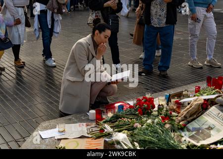 Barcelone, Espagne. 19 février 2024. 19 février 2024 Barcelone, Espagne politique Barcelone-hommage à Navalny à Barcelone les citoyens russes résidant à Barcelone créent un petit autel au monument situé dans la partie supérieure de la célèbre Rambla de Barcelone en hommage au chef de l'opposition russe décédé Alexey Navalny, dans des circonstances étranges, dans une prison de l'Arctique où il purgeait sa peine. L’autel, rempli de fleurs et de bougies, suscite la curiosité de l’un des quartiers les plus fréquentés par les touristes de Barcelone. Crédit : LaPresse/Alamy Live News Banque D'Images