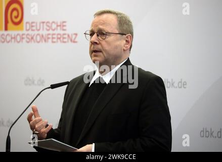 Die katholischen Bischoefe in Augsburg beraten vom 19.02.2024 an BEI ihrer Fruehjahrsvollversammlung ueber kirchenpolitische und gesellschaftliche Fragen. IM Foto vom 19.02.2024, pressionement des Vorsitzenden der Deutschen Bischofskonferenz, Bischof Georg Baetzing Bätzing, zum Auftakt der Vollversammlung im Haus Sankt Ulrich in Augsburg. IM Mittelpunkt der Vollversammlung steht das Wahljahr 2024 mit seinen Landtagswahlen im Osten und der Zustand der Demokratie, wie die katholische Deutsche Bischofskonferenz mitteilte. Die 64 Mitglieder der Bischofskonferenz sprechen aber auch ueber die zune Banque D'Images