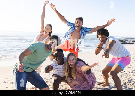 Groupe diversifié d'amis profitant d'une journée à la plage Banque D'Images