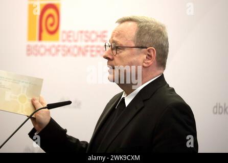 Die katholischen Bischoefe in Augsburg beraten vom 19.02.2024 an BEI ihrer Fruehjahrsvollversammlung ueber kirchenpolitische und gesellschaftliche Fragen. IM Foto vom 19.02.2024, pressionement des Vorsitzenden der Deutschen Bischofskonferenz, Bischof Georg Baetzing Bätzing, zum Auftakt der Vollversammlung im Haus Sankt Ulrich in Augsburg. IM Mittelpunkt der Vollversammlung steht das Wahljahr 2024 mit seinen Landtagswahlen im Osten und der Zustand der Demokratie, wie die katholische Deutsche Bischofskonferenz mitteilte. Die 64 Mitglieder der Bischofskonferenz sprechen aber auch ueber die zune Banque D'Images