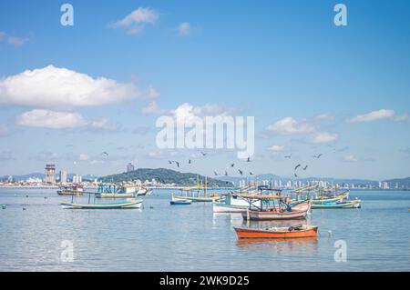 Penha-SC, brésil-février 10,2024 : bateaux arrêtés en mer, bateaux de pêcheurs arrêtés sur la plage par un jour ensoleillé, plage de Trapiche-Penha-santa catarina Banque D'Images