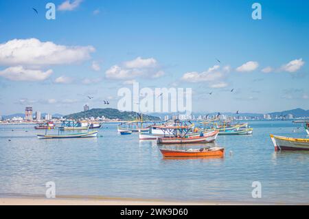 Penha-SC, brésil-février 10,2024 : bateaux arrêtés en mer, bateaux de pêcheurs arrêtés sur la plage par un jour ensoleillé, plage de Trapiche-Penha-santa catarina Banque D'Images