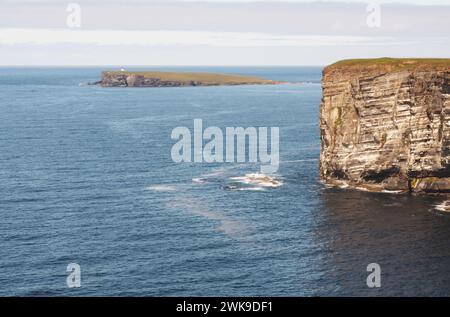 Marwick Head et Brough of Birsay, avec l'océan Atlantique en contrebas, Orcades, Écosse, Royaume-Uni Banque D'Images